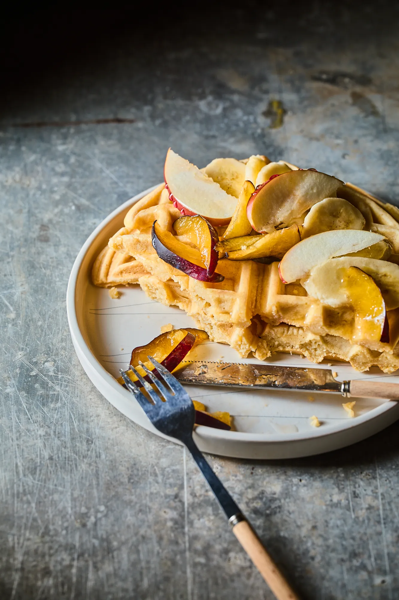 Tejmentes gofri felvágva, gyümölcsökkel