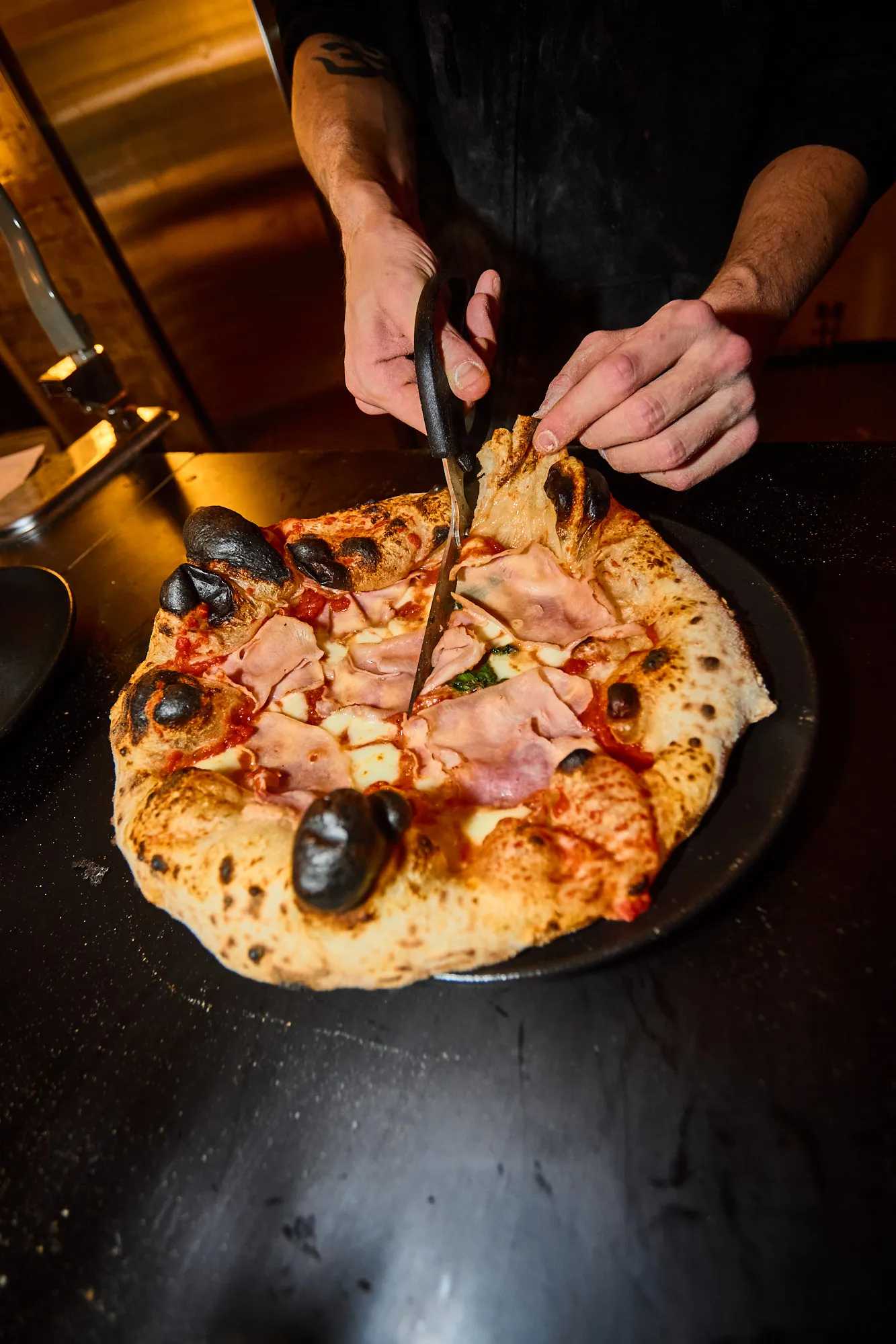 Sonkás pizza a Temporary étlapjáról