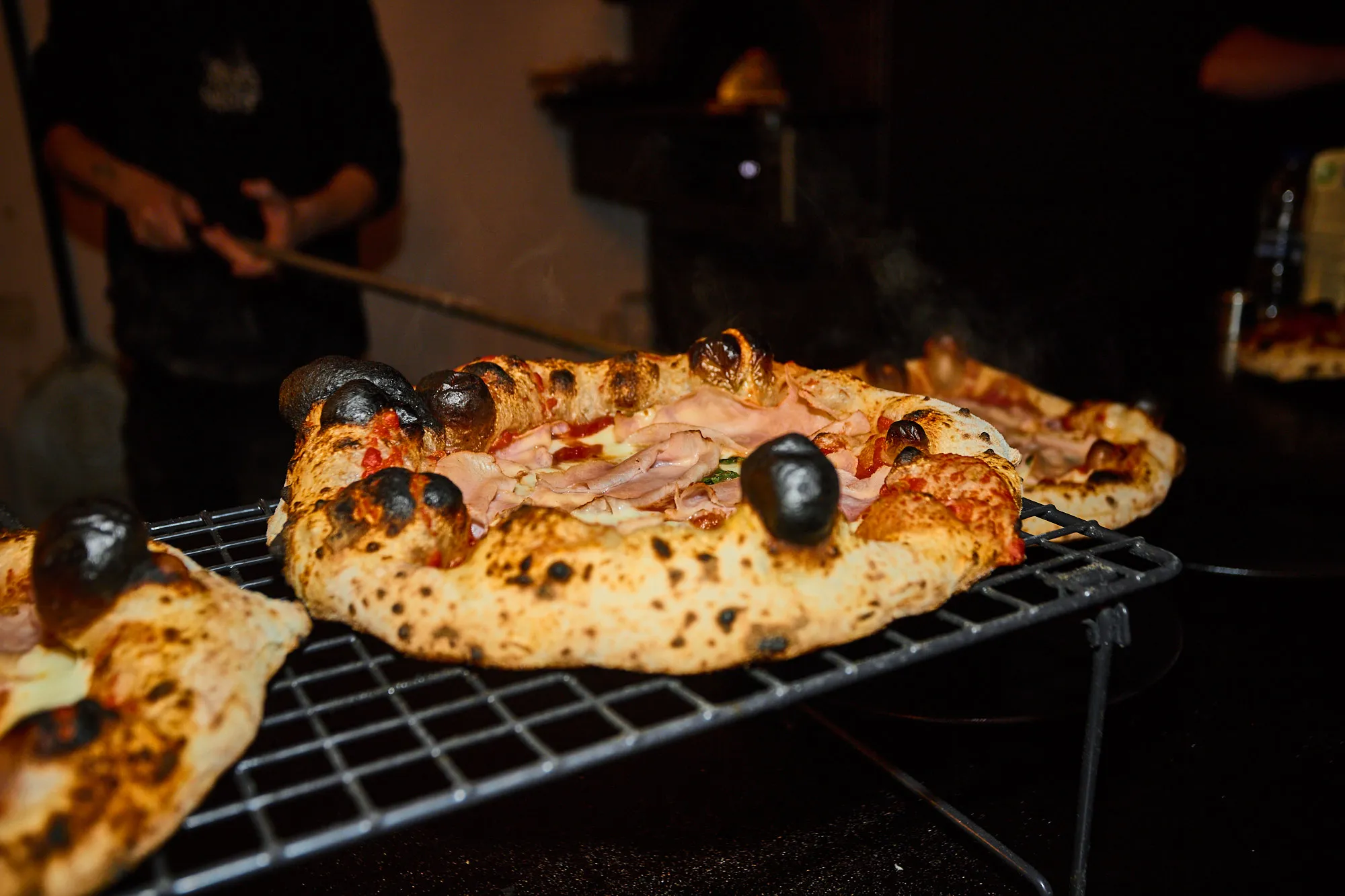 Kész pizzák a Temporary pultján