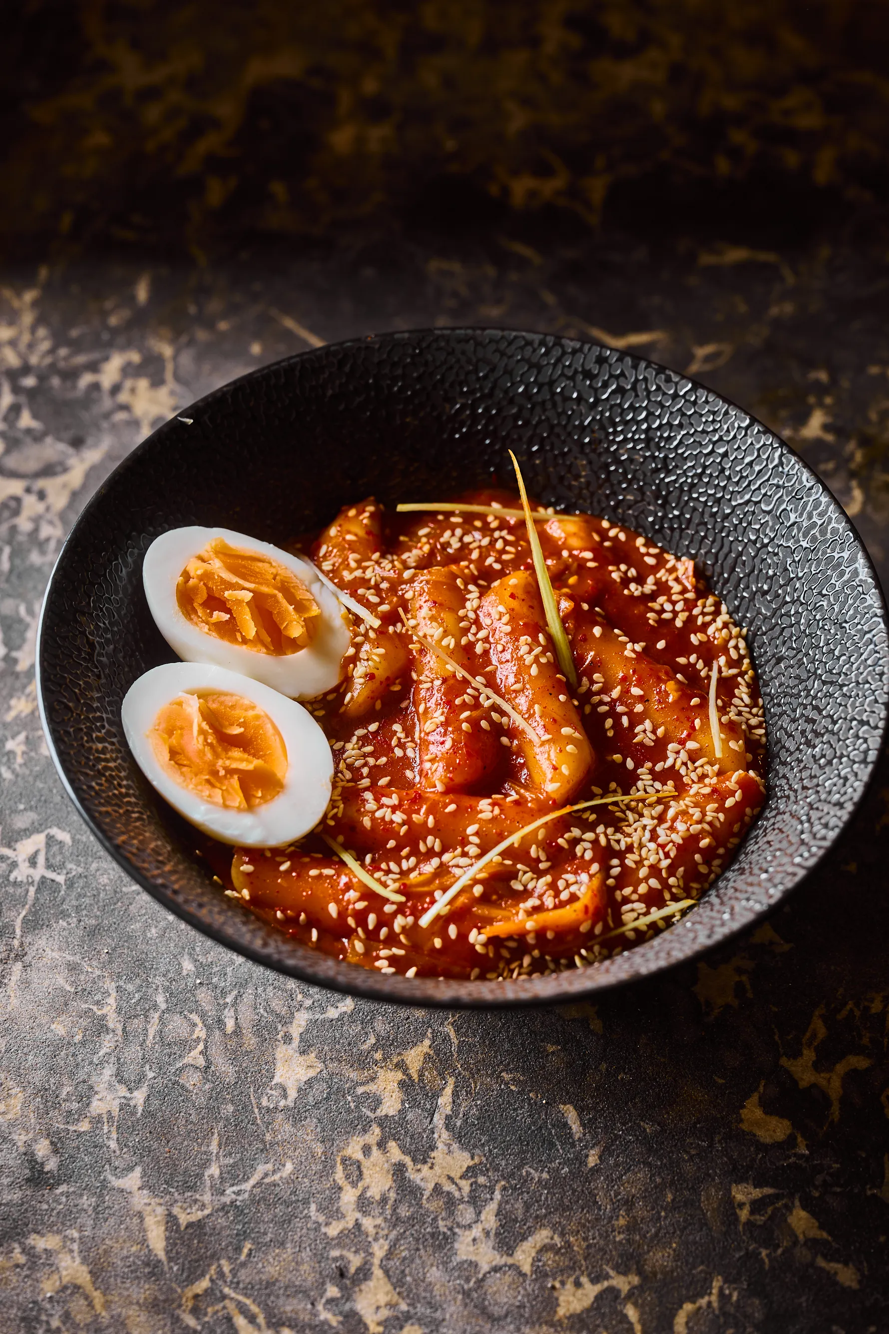 Tteokbokki tojással, tányérban