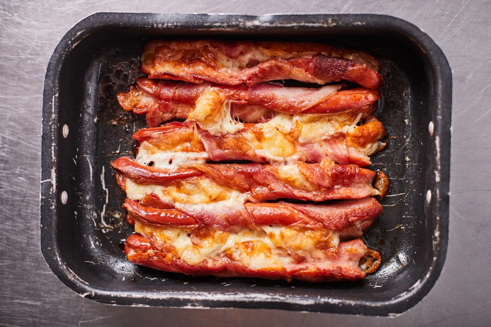 sajttal töltött, baconbe tekert virsli