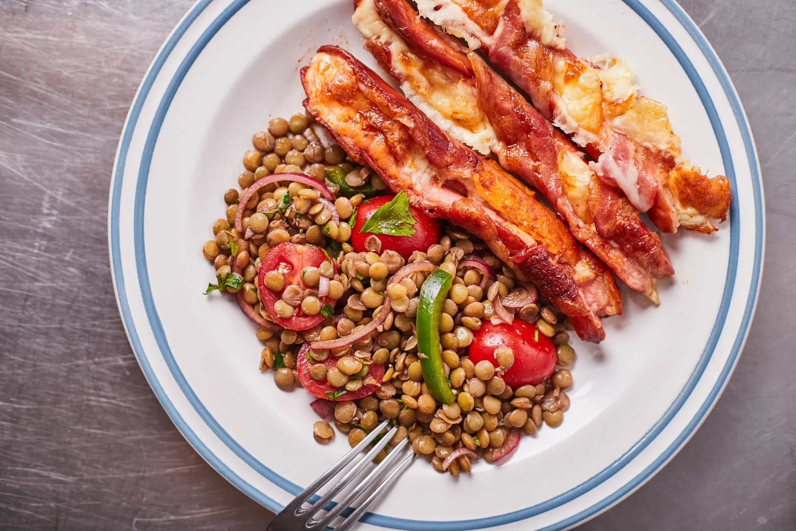 baconbe tekert virsli lencsesalival