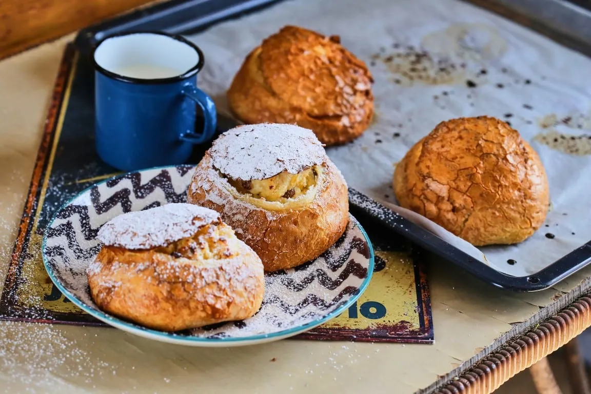 Töltött zsemle tálalása