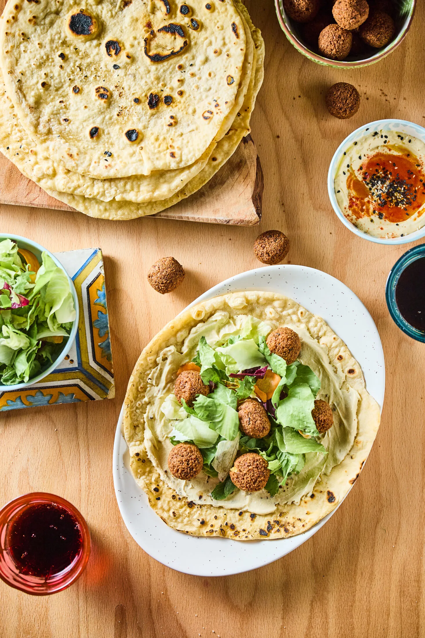 Tortilla lap recept falafellel és hummusszal tálalva