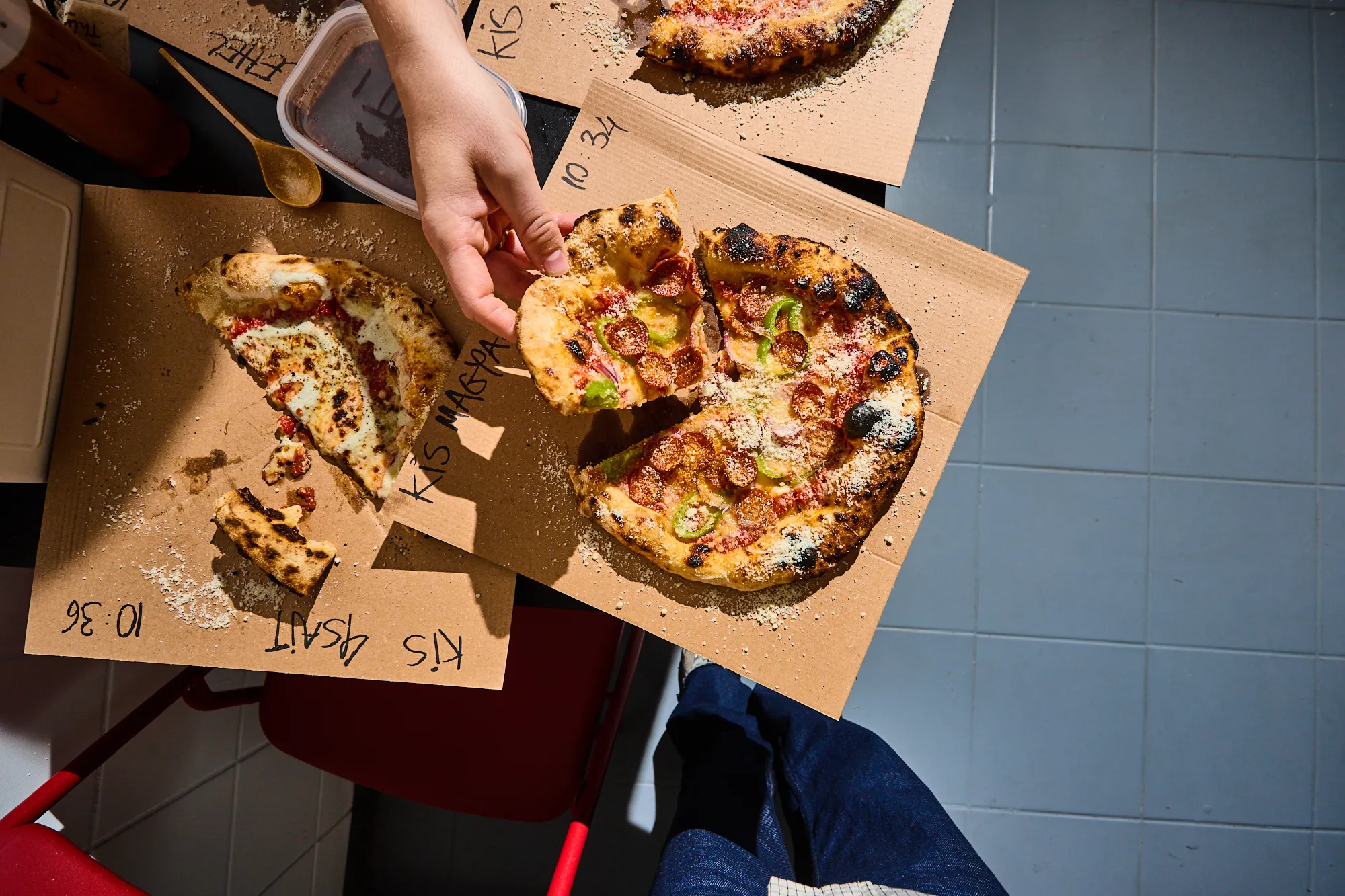 Magyaros pizza a Totti Pizzéria kínálatából kolbásszal és zöld paprikával