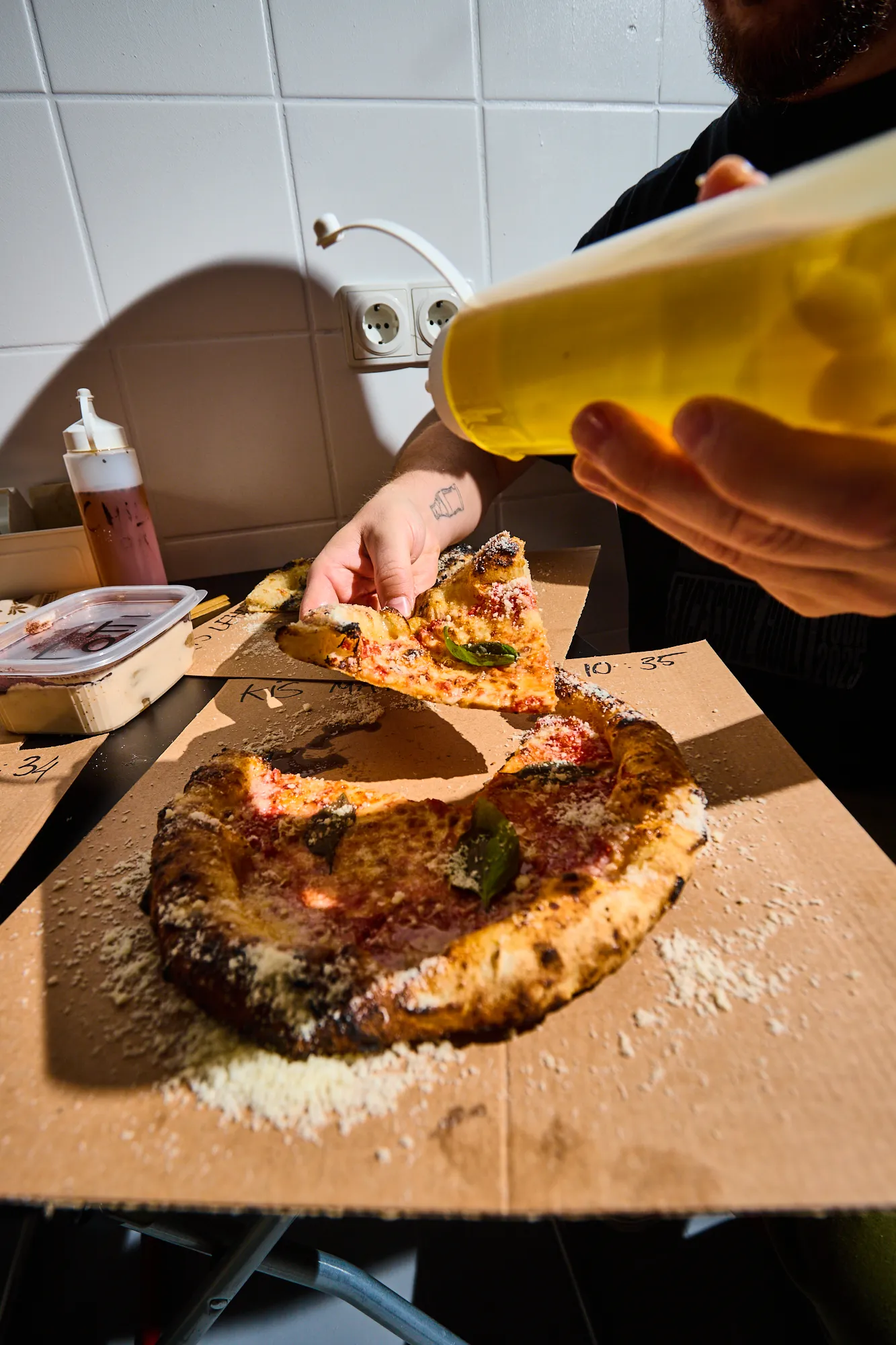 A Totti Pizzériában fokhagymás olajjal is meglocsolhatjuk a pizzát