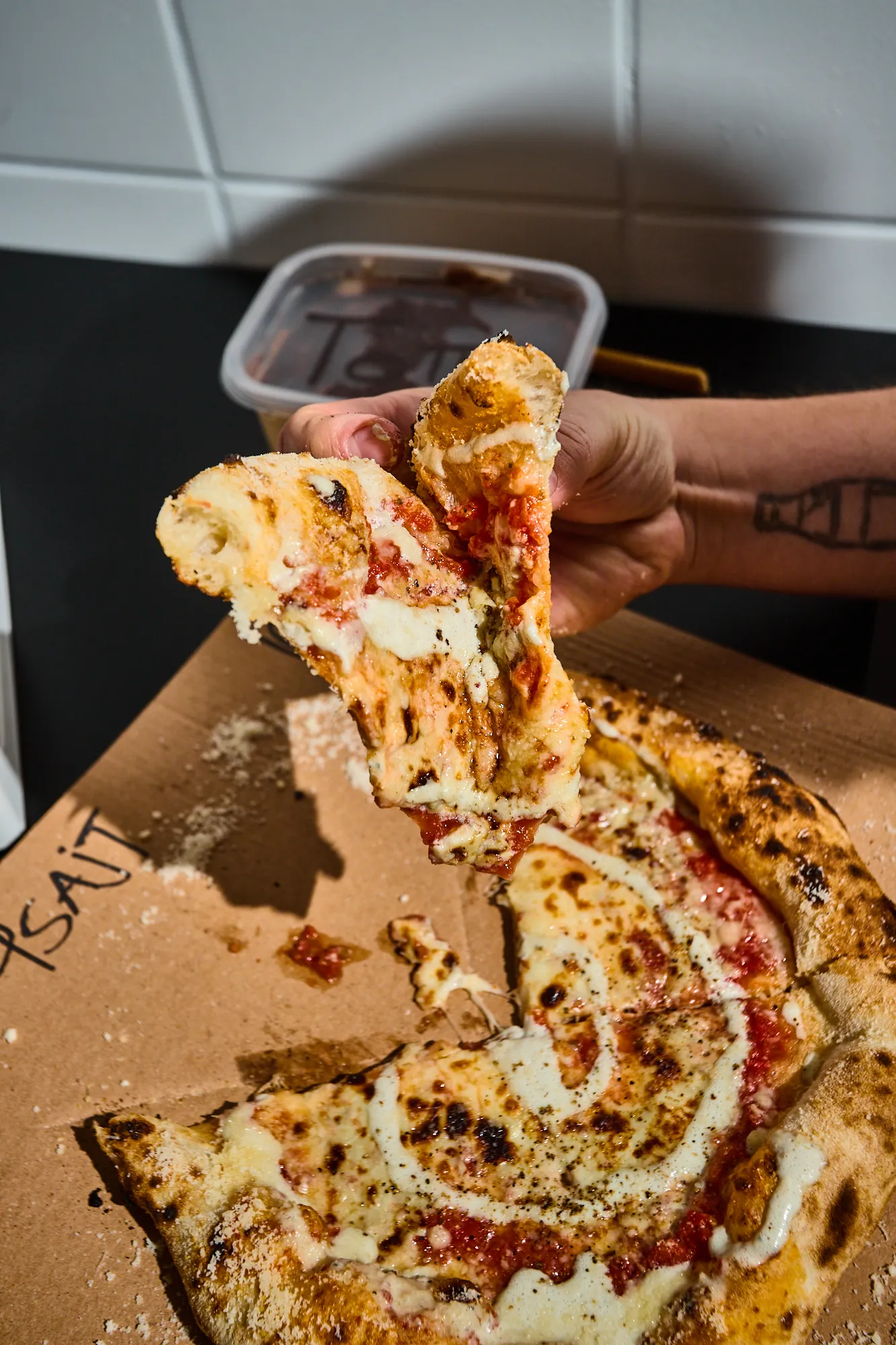 Négysajtos pizza sok sajttal, ahogyan a Totti Pizzéria készíti