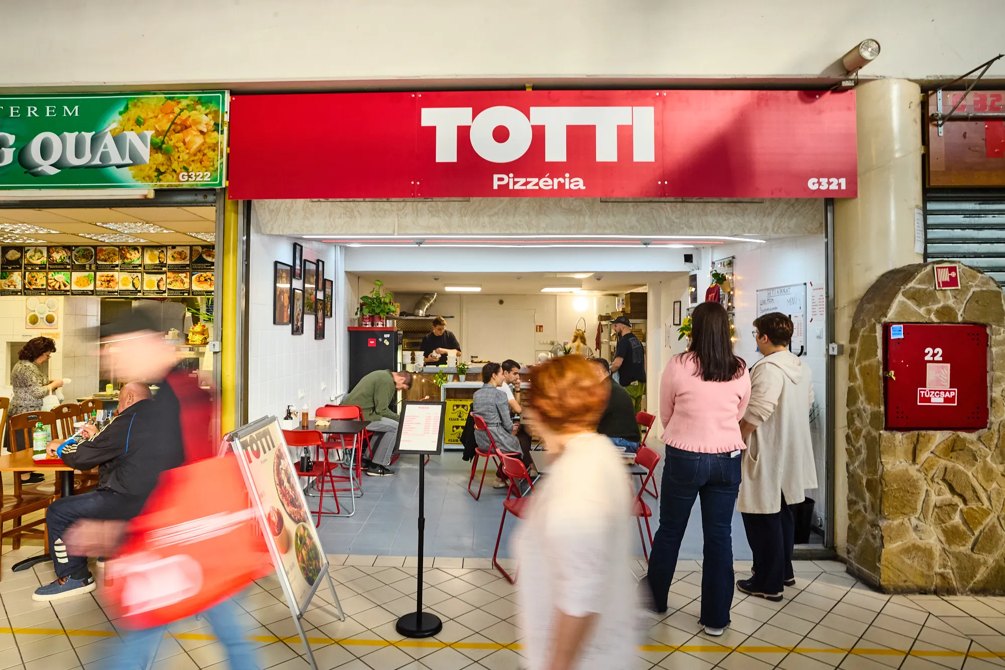 Jövés-menés a Lehel Csarnokban a Totti Pizzéria előtt