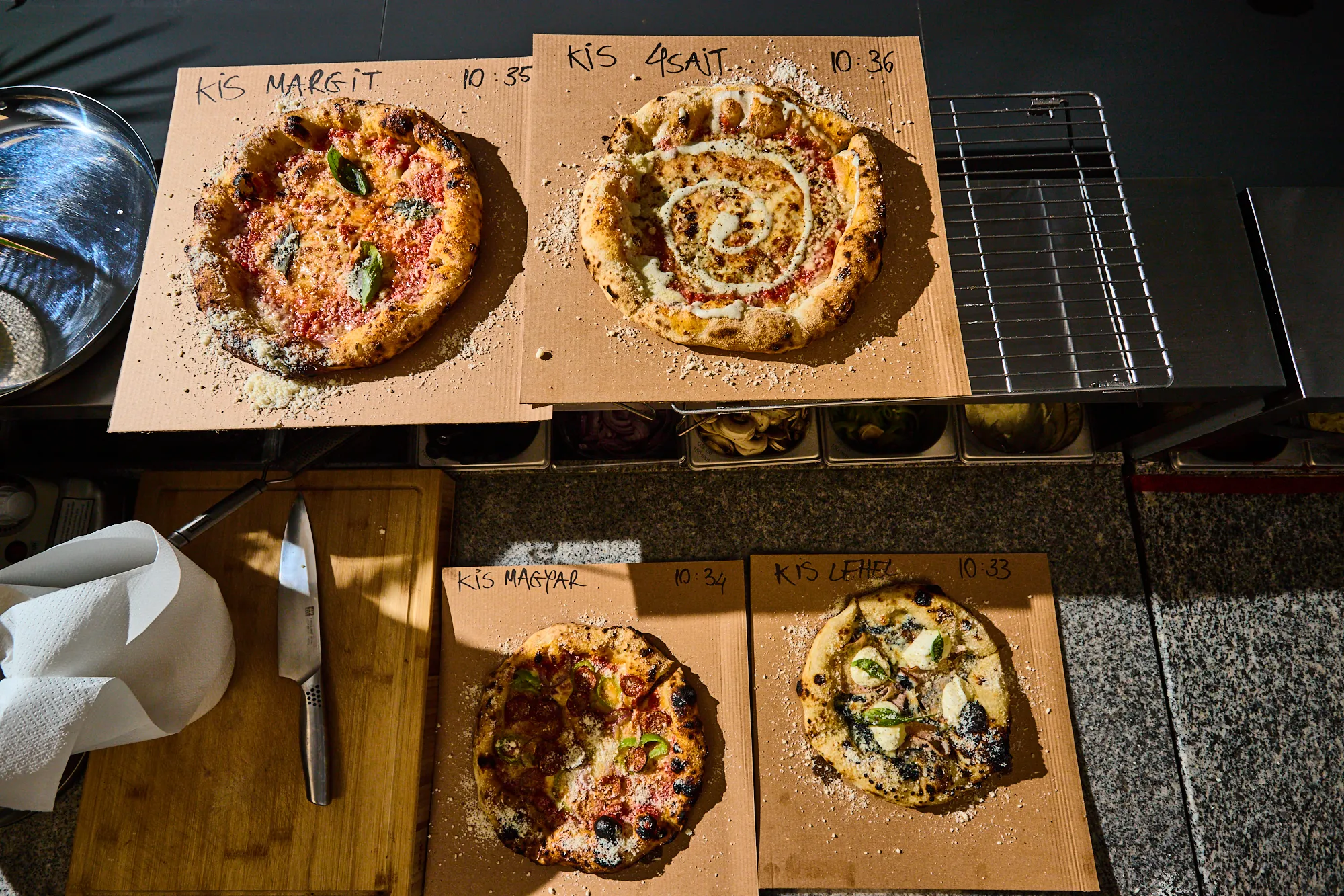 Négyféle pizza a Totti Pizzéria pultjában