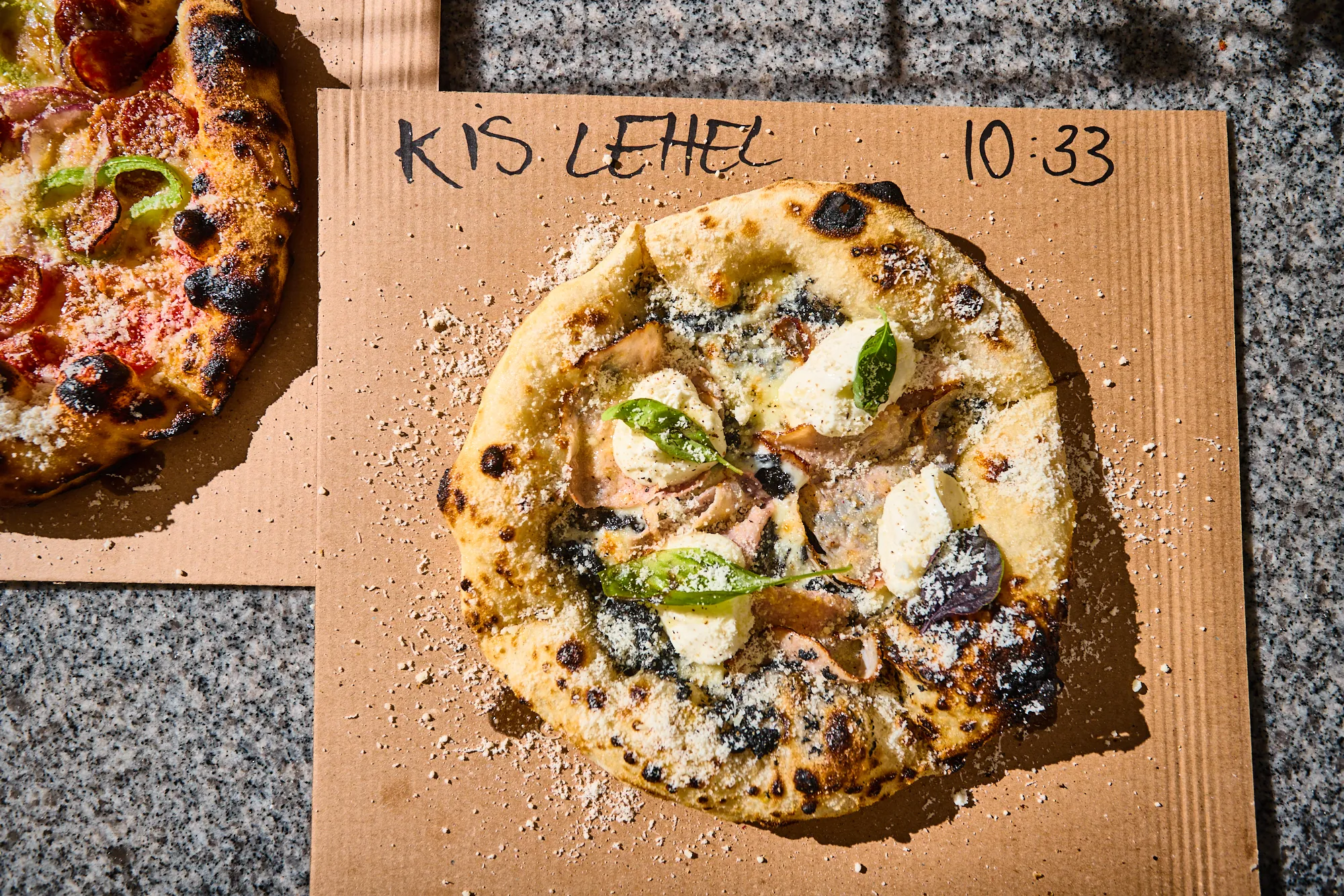 A heti Lehel Pizza a Totti Pizzéria étlapján aktuálisan szarvsagombás, sonkás volt