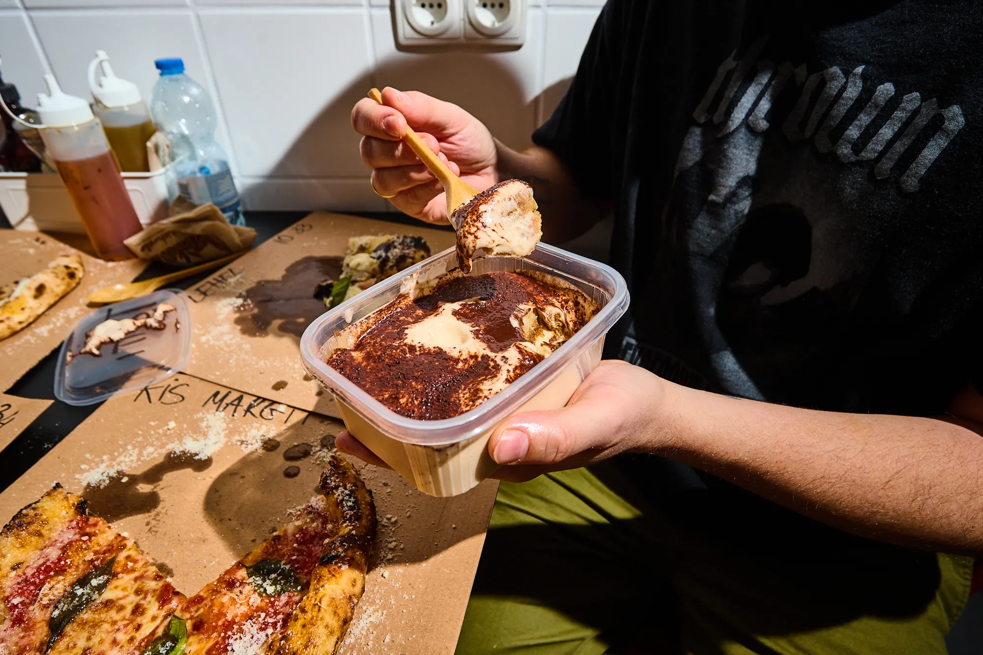 A Totti Pizzéria tiramisuja nagy adagban, műanyag dobozban érkezik