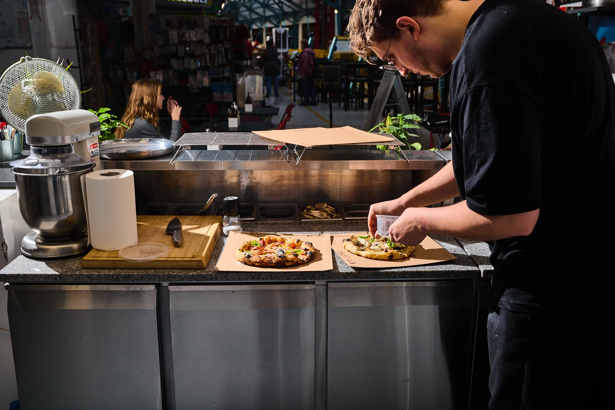 Gergő, a Totti Pizzéria tulaja készíti a pizzákat