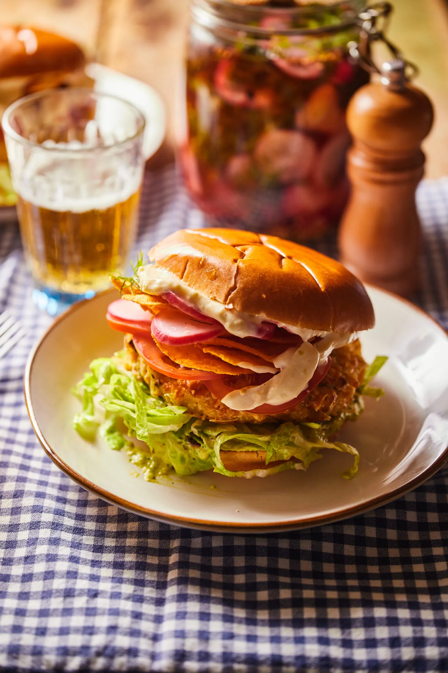triplan-kukoricas-burger-hazi-lime-os-majonezzel-es-savanyított-retekkel