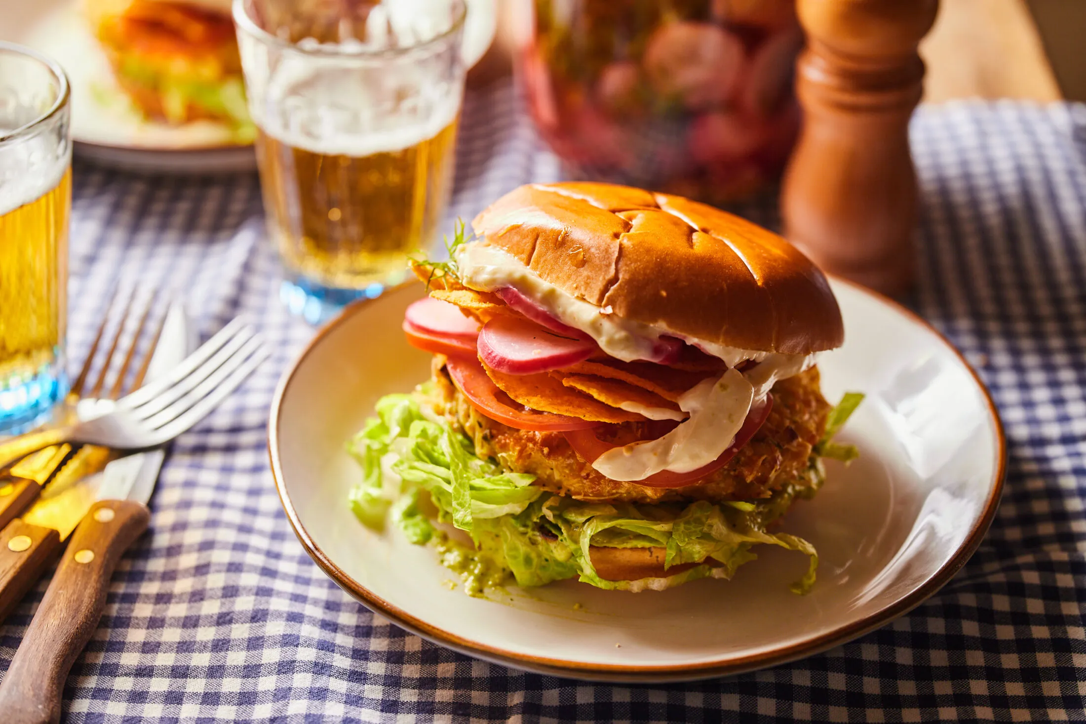 triplan-kukoricas-burger-hazi-lime-os-majonezzel-es-savanyított-retekkel