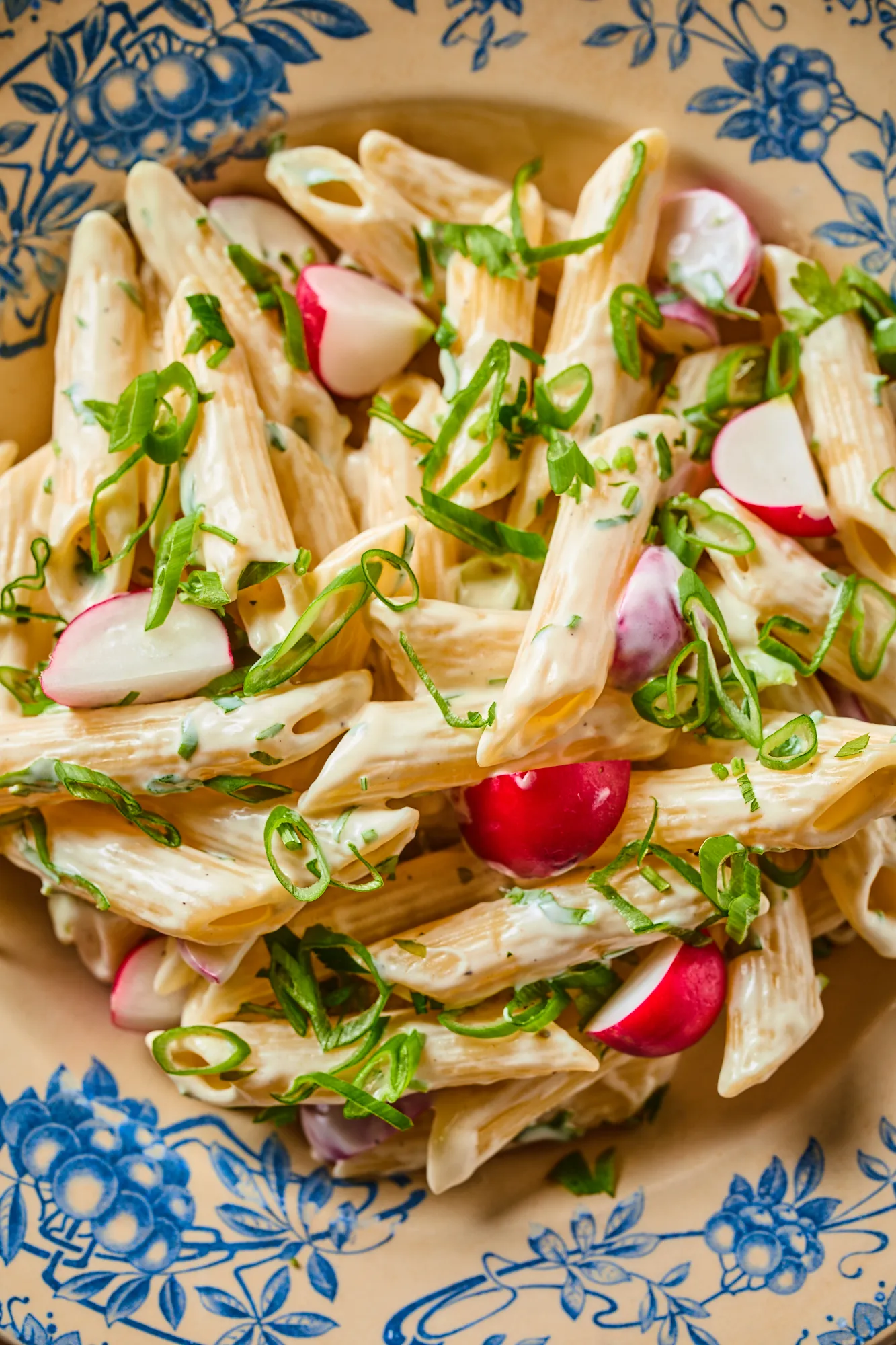 Újhagymás-retkes tésztasaláta