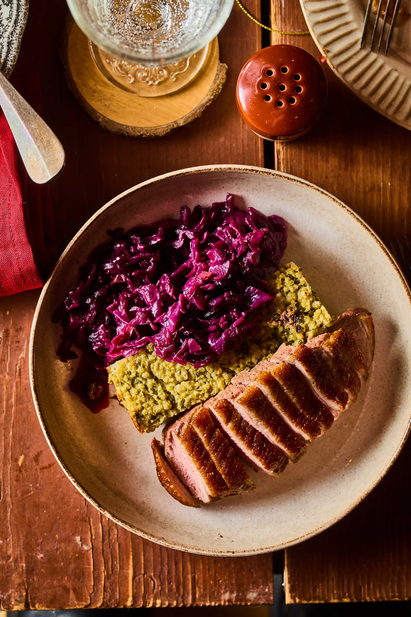 Kacsamell párolt almás lila káposztával, sajtos kölesfelfújttal