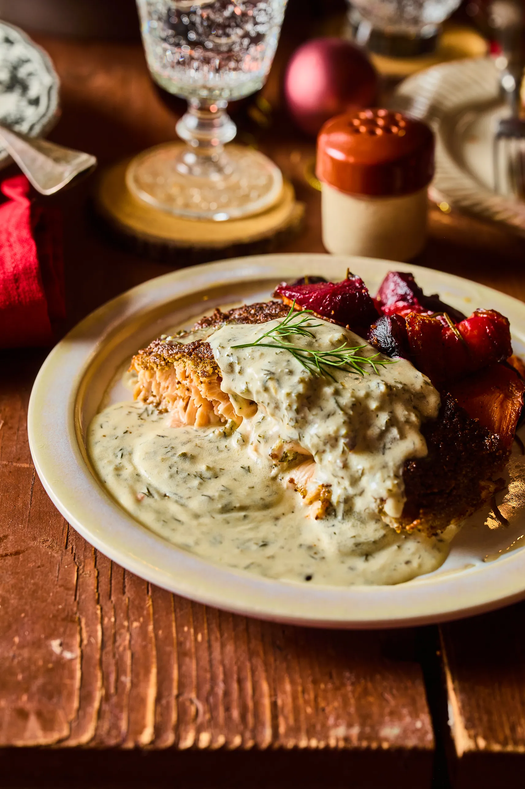 Pikáns bundázott lazac sült répával és céklával