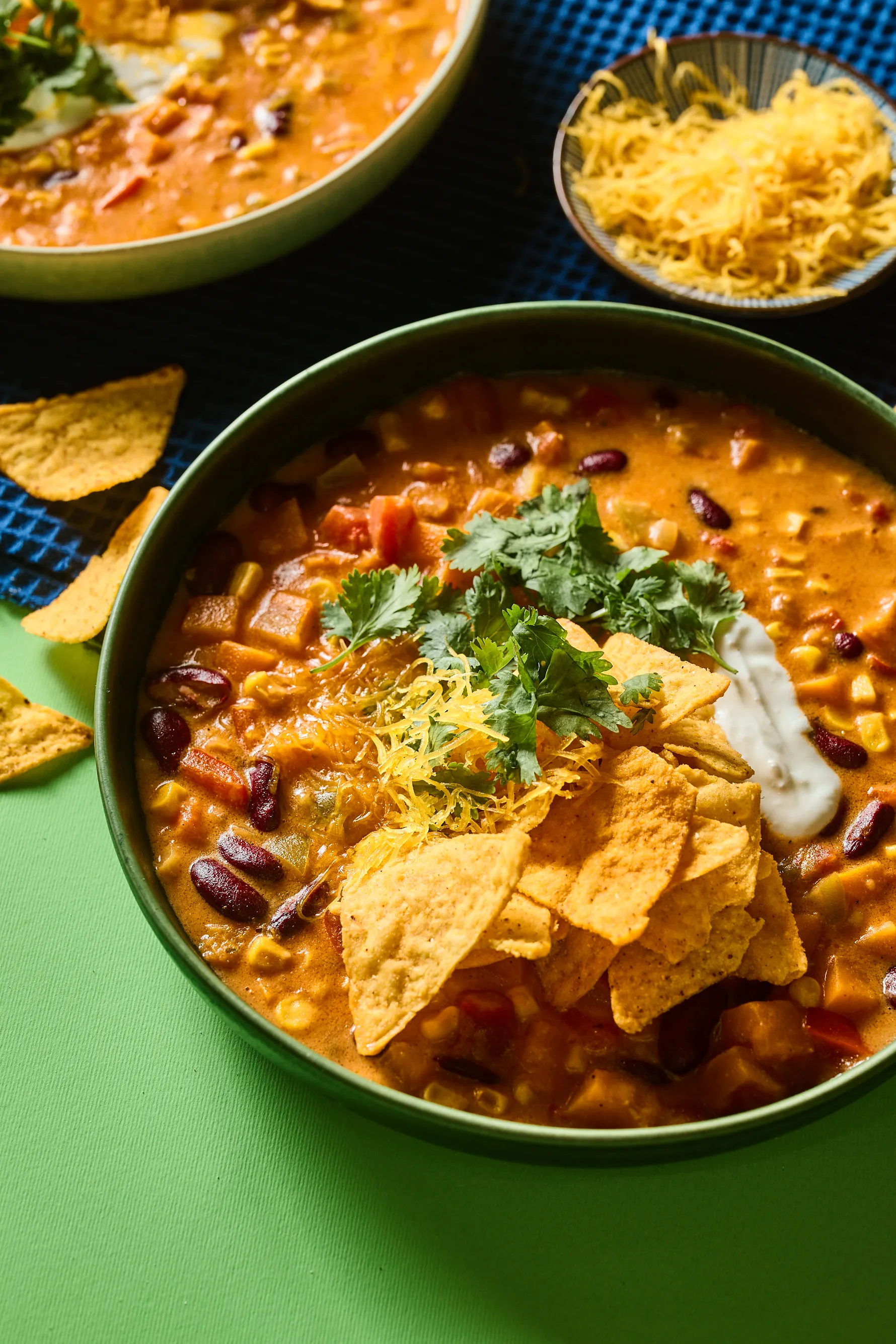 Vega mexikói chowder nachosszal és korianderrel tálalva