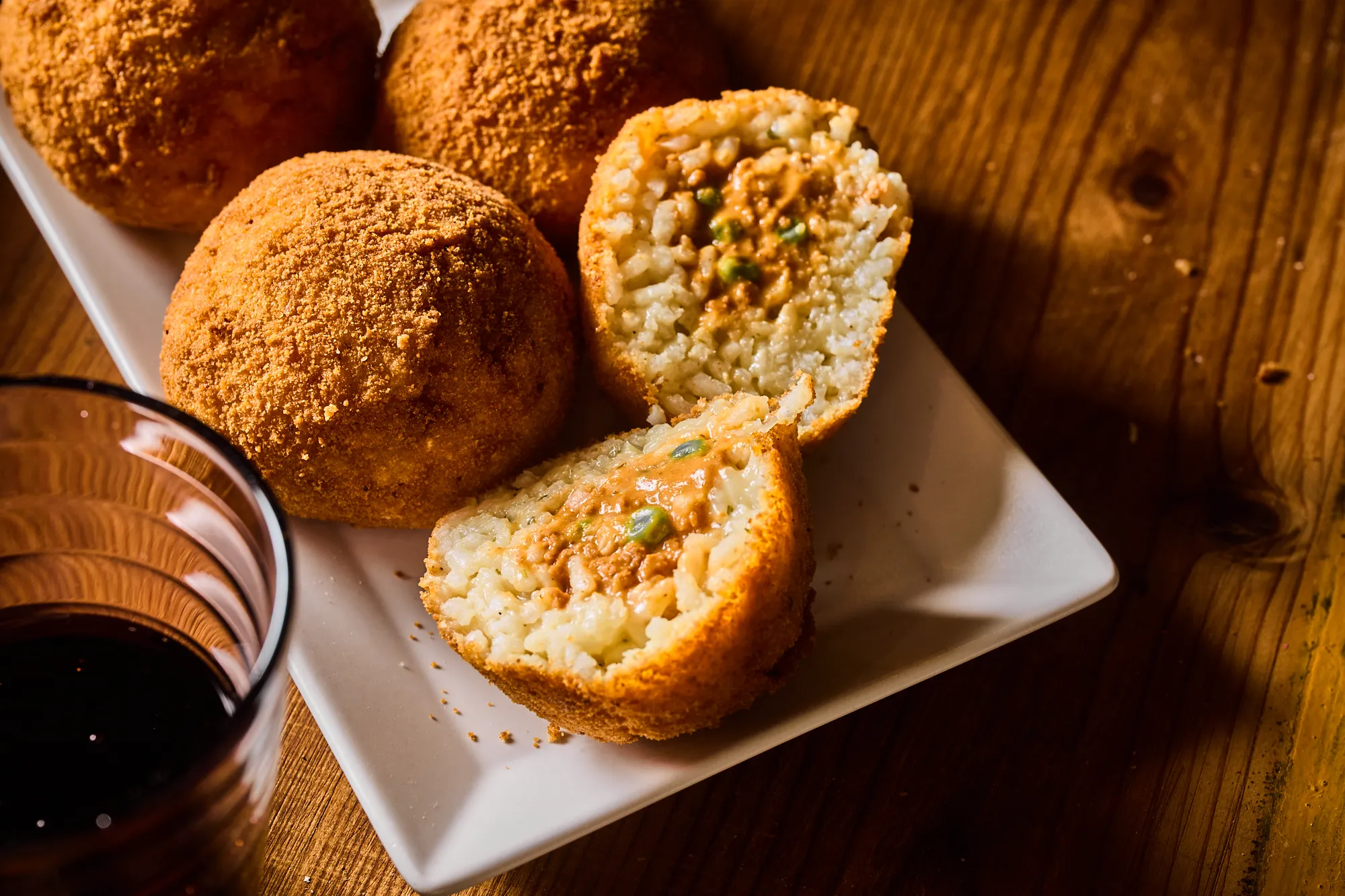 Vega arancini félbevágva tányéron