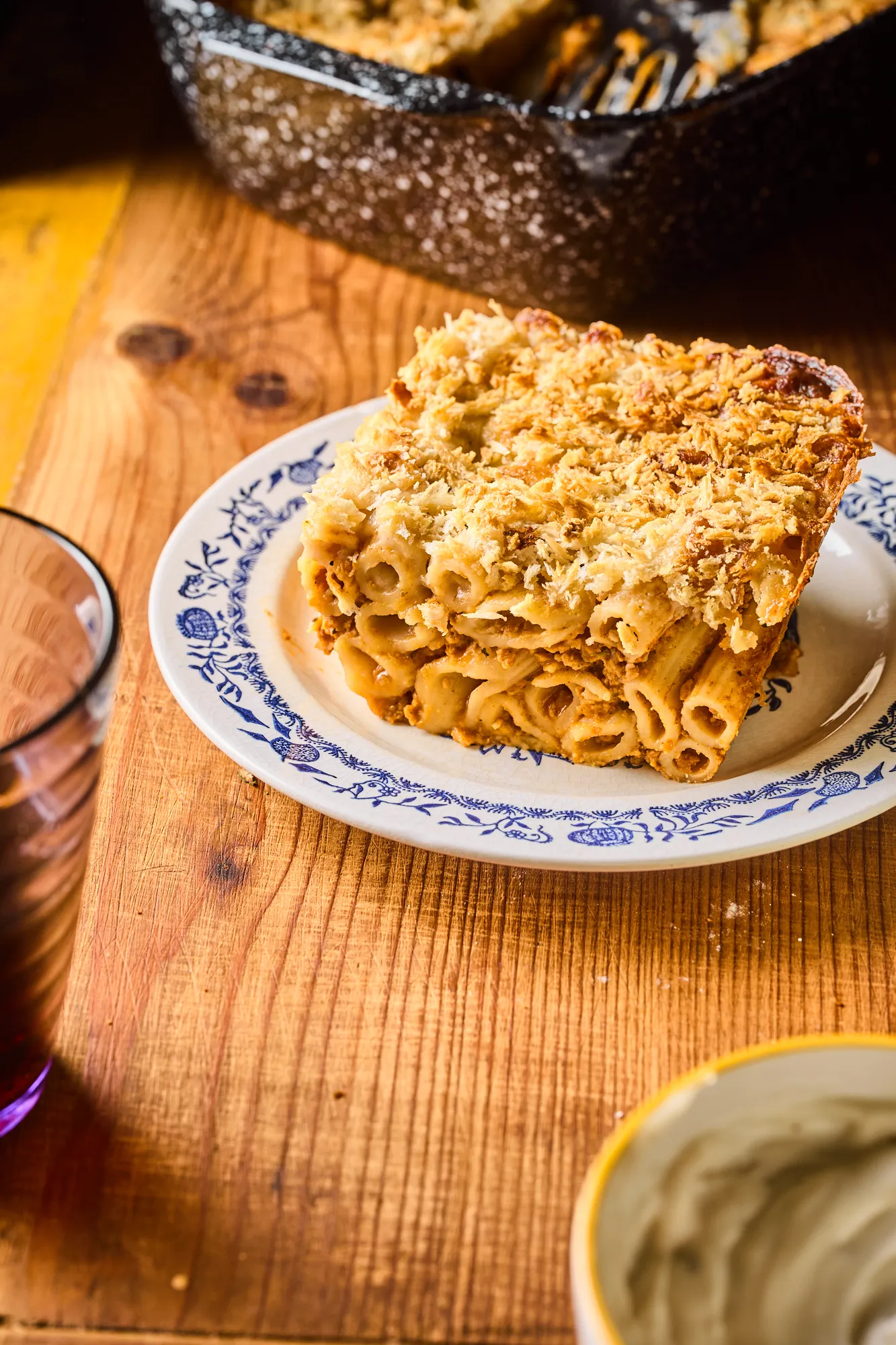 Vegán pasta al forno tányéron, asztalon