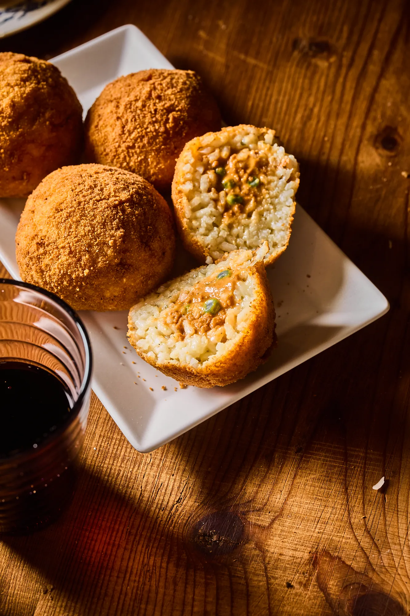 Vega arancini félbevágva, tányéron