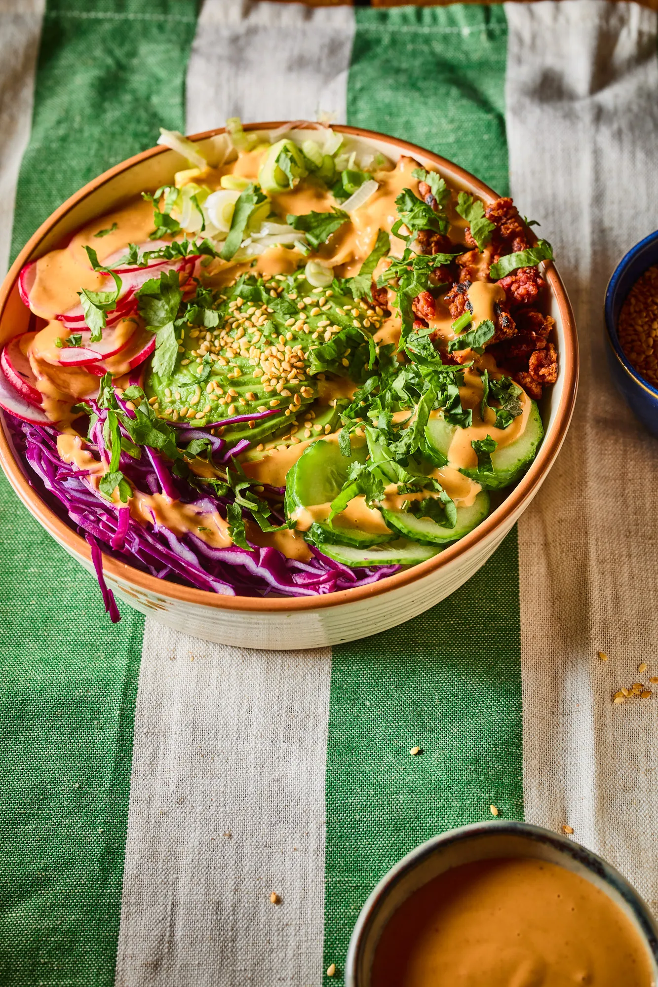 Pikáns vegán poké bowl 