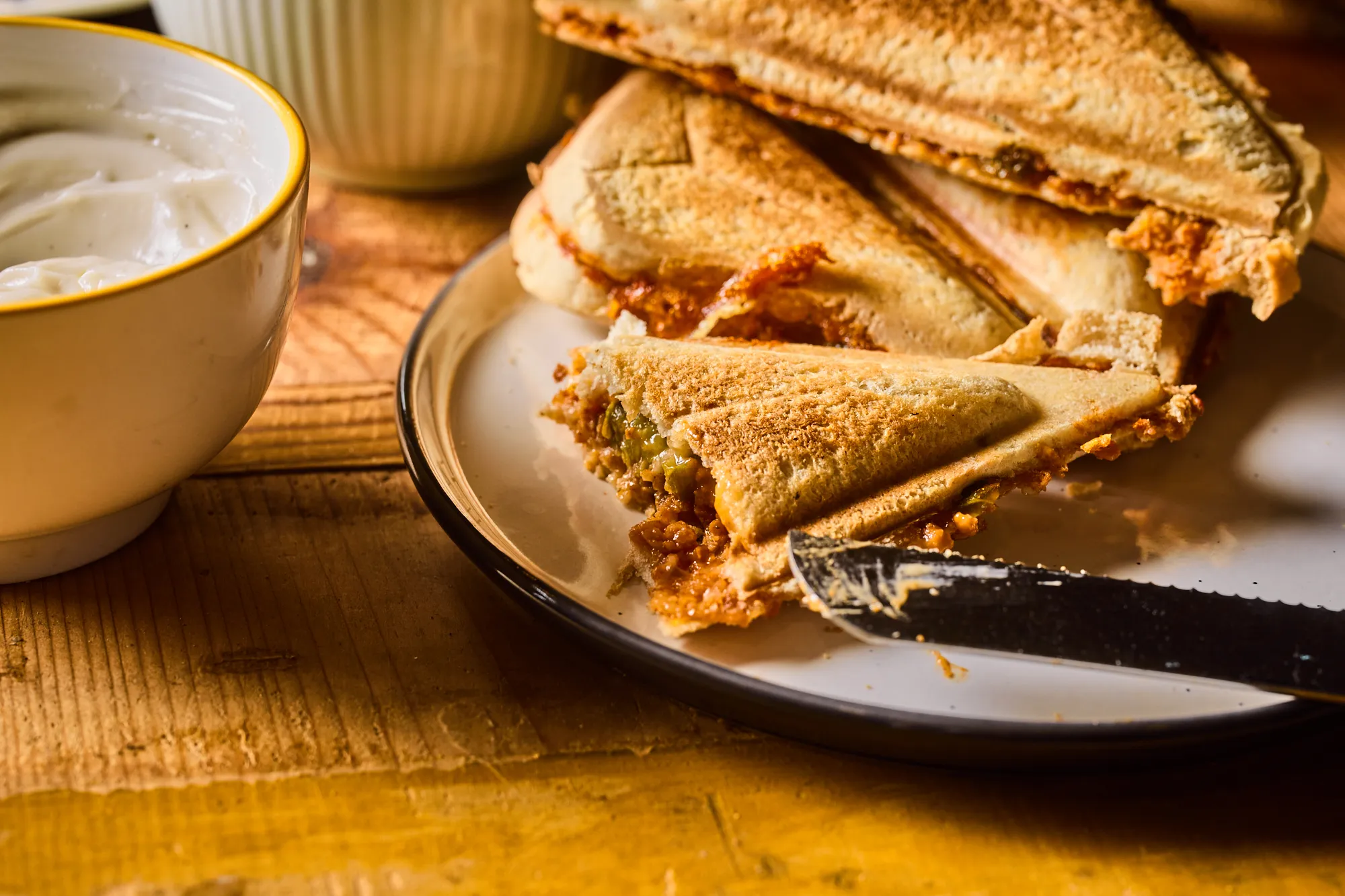 Vegán raguval töltött melegszendvics tányéron