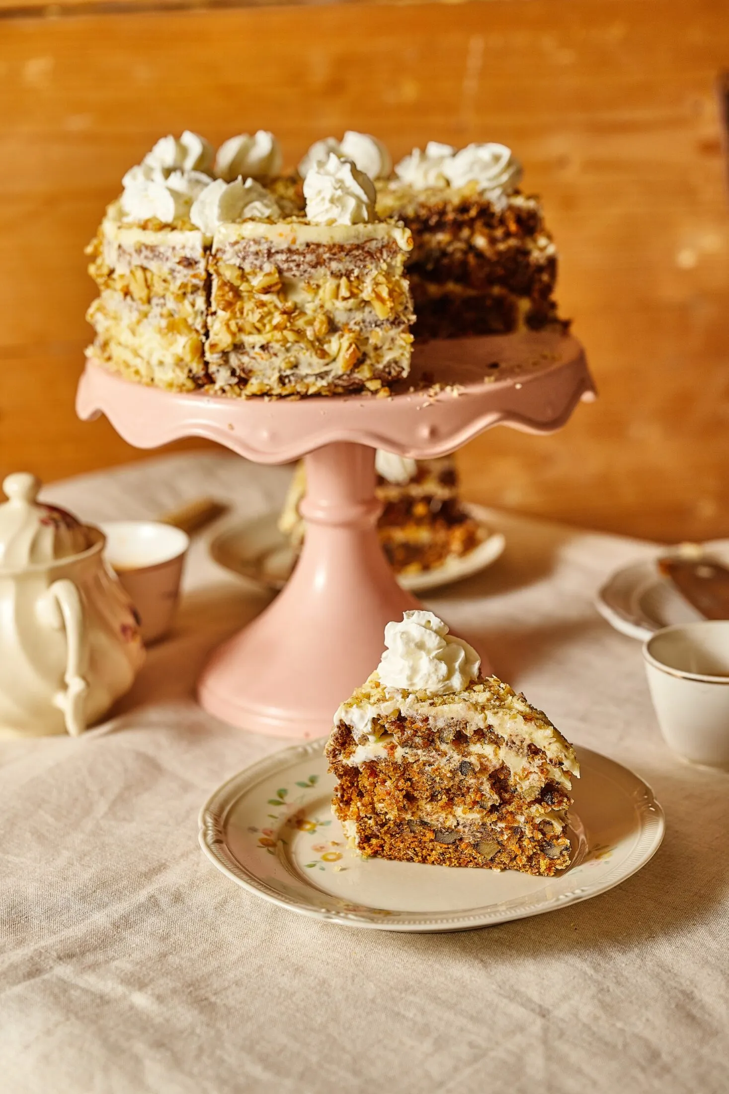 Vegán répatorta tortaállványon