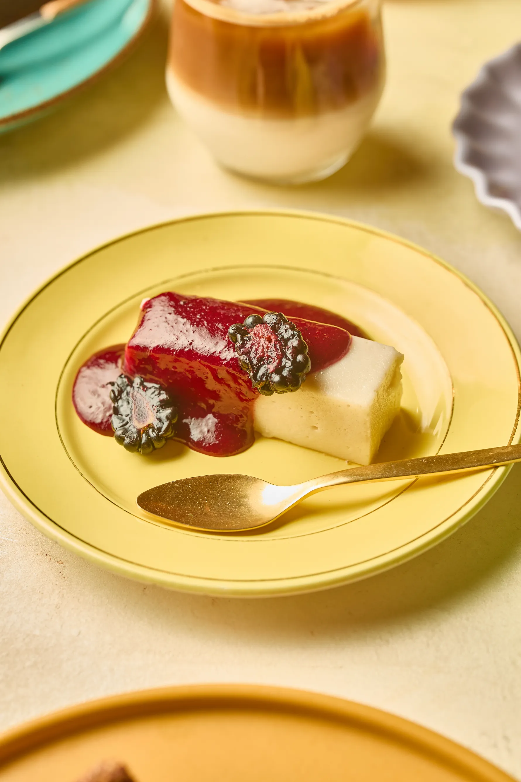 Vegán szedres-szilvás panna cotta tányéron