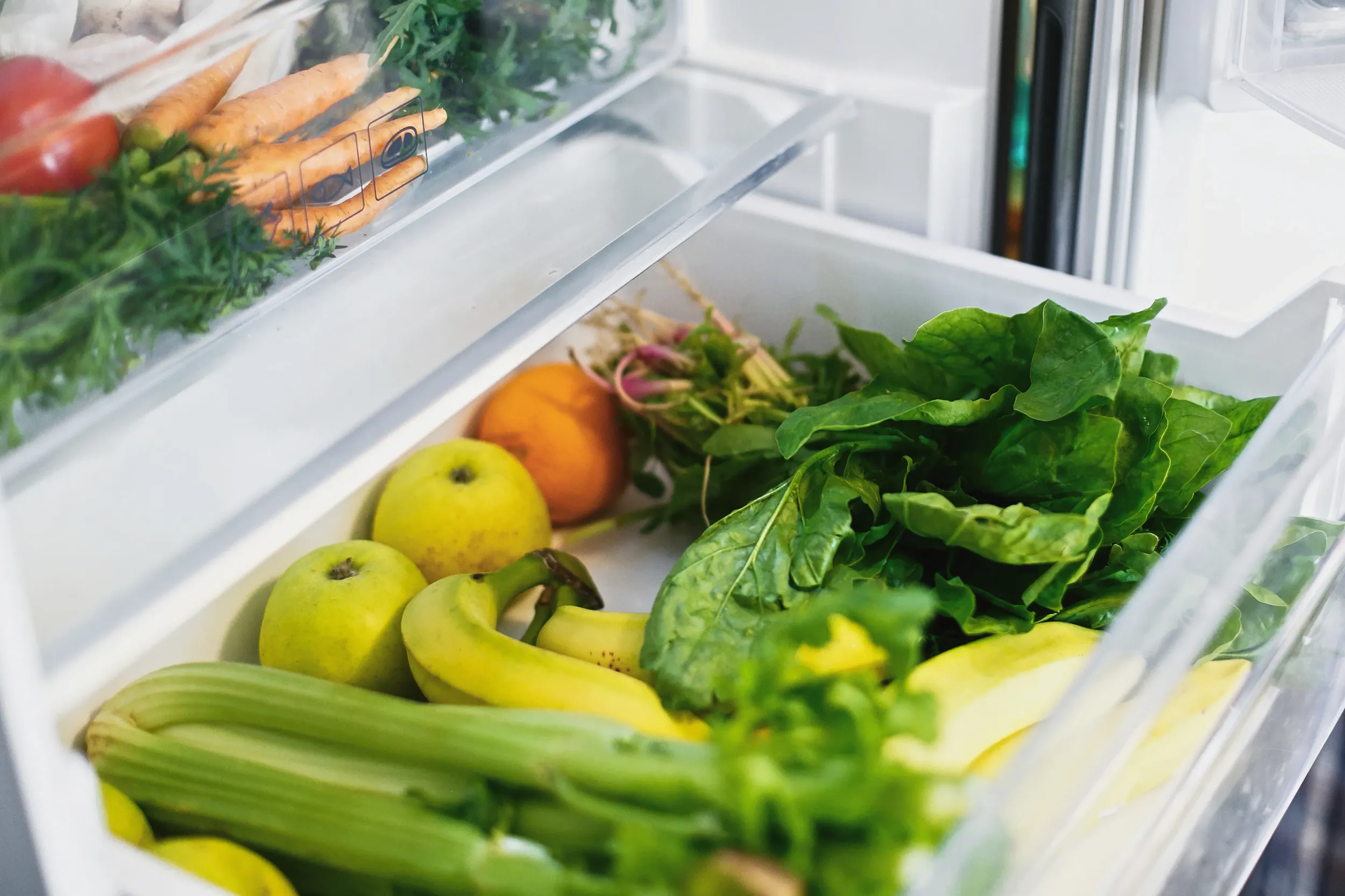 vegetarian-diet-plastic-free-bananassalad-spinach-celery-apples-orange-fridge-zero-waste-grocery-sho