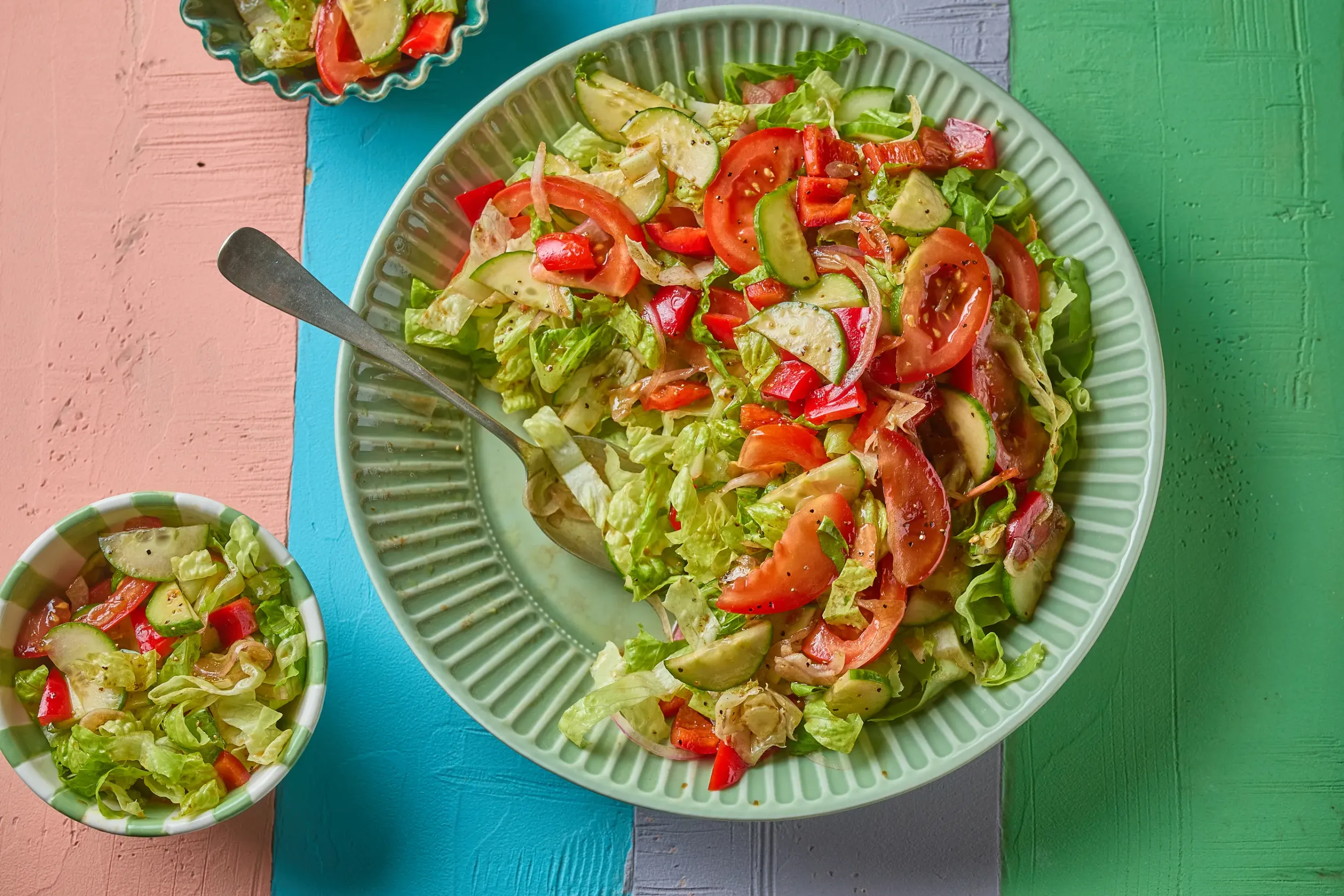 Vegyes saláta paradicsommal és uborkával