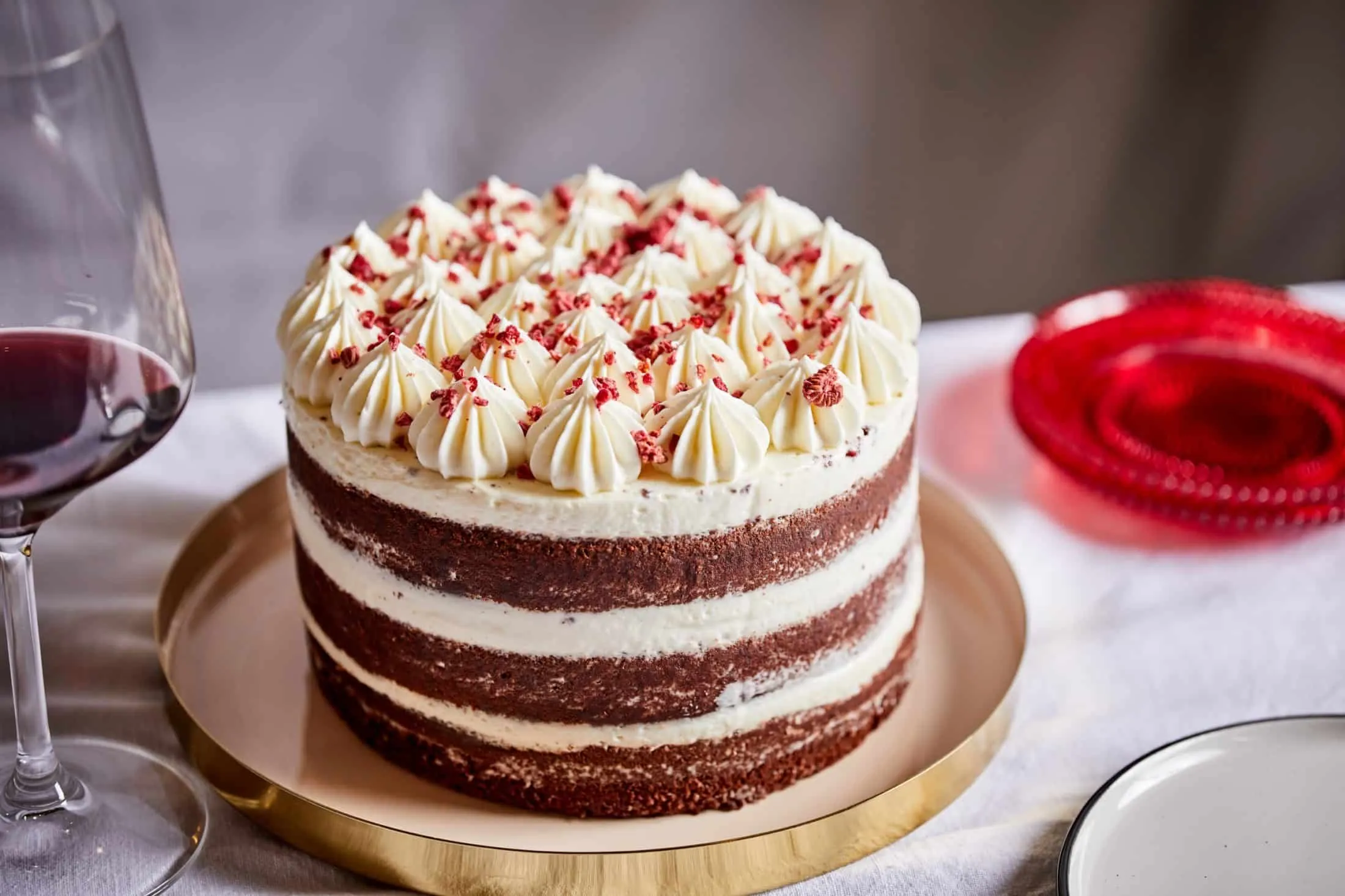 Torta díszítése, ahogy a cukrászok teszik: így lesz szemet gyönyörködtető a végeredmény