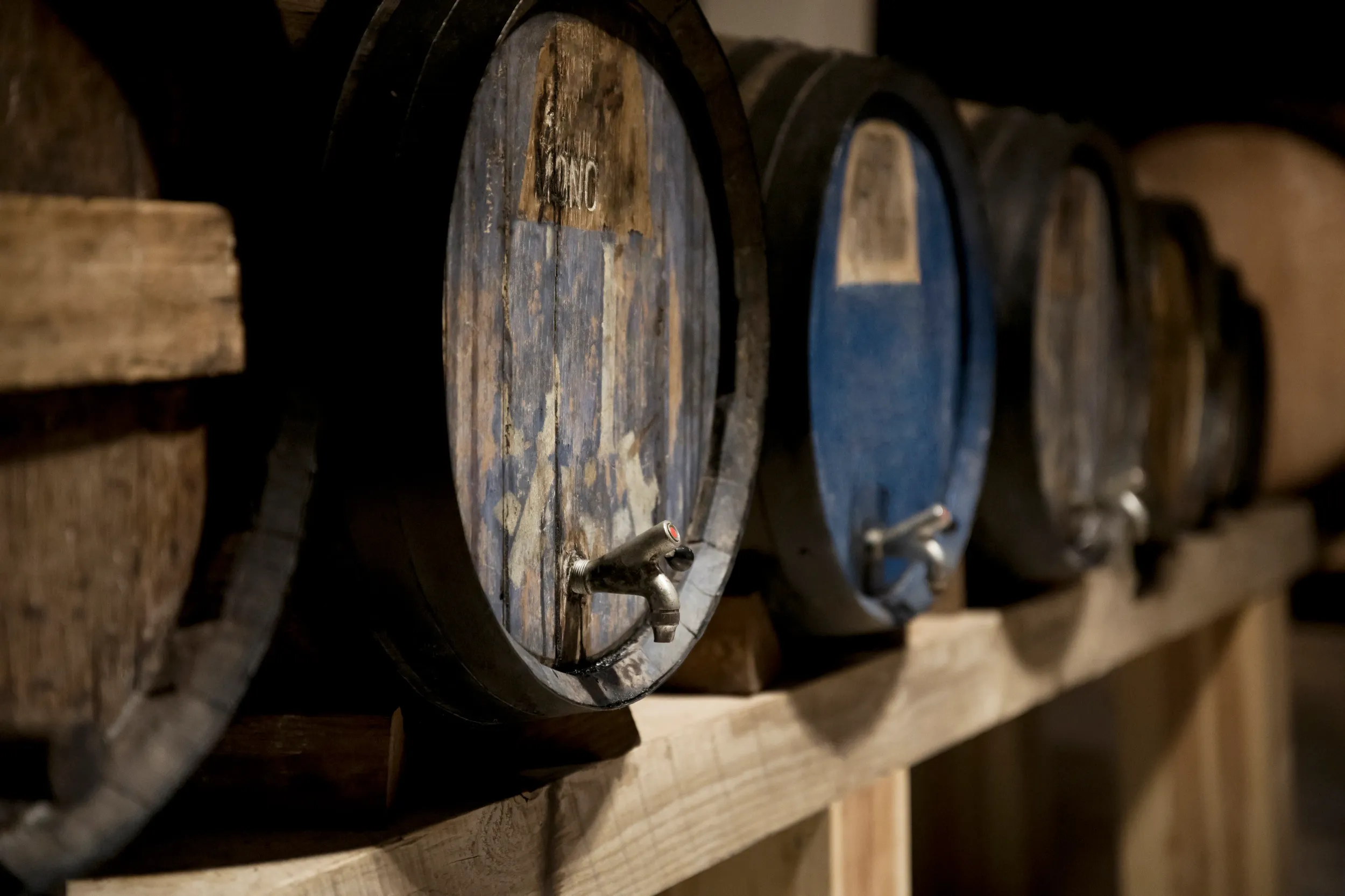 wine-cellar-with-old-wine-barrels-arrangement