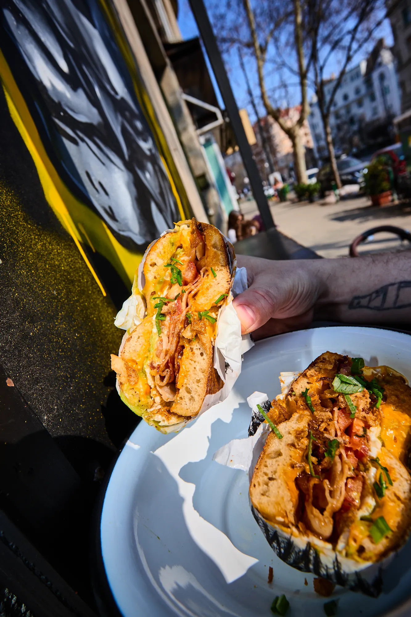 Baconös-tojásos szendó a Wömbat Bagelben