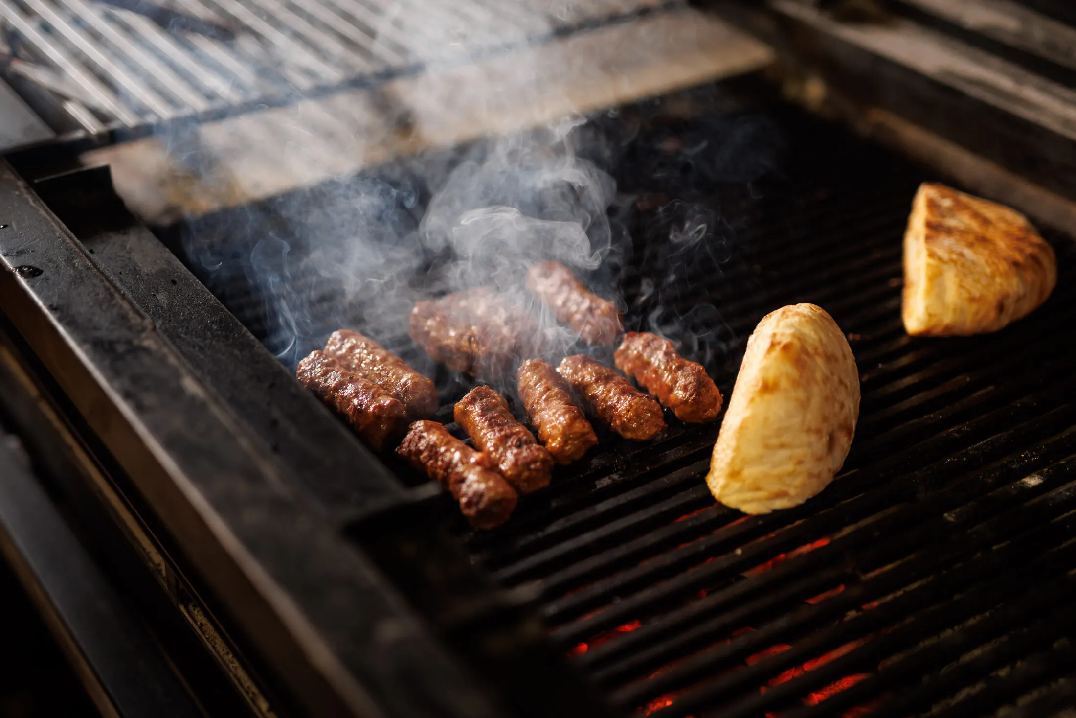 Sül a csevap a Yugo Resto Bar grilljén