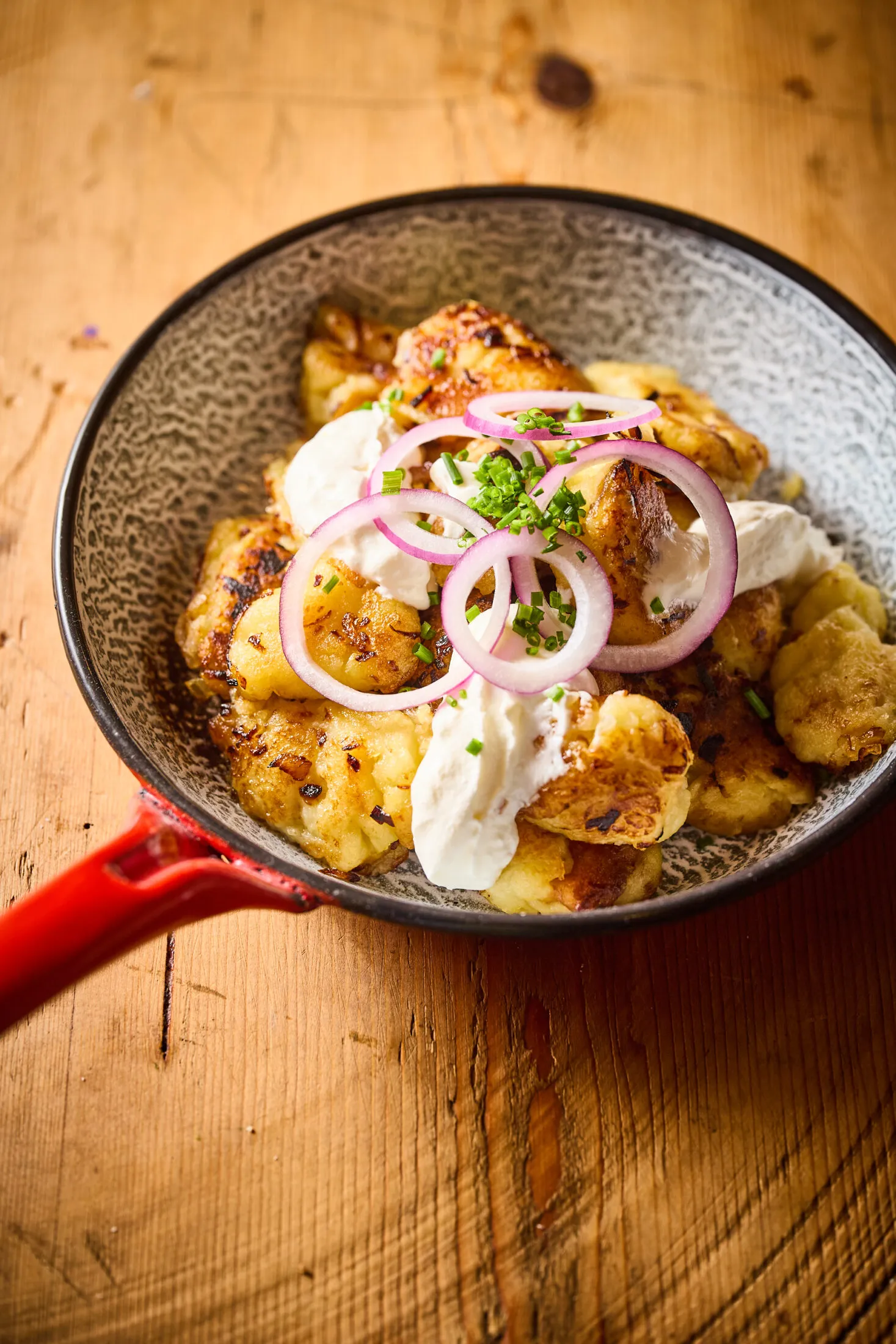 Zalai dödölle lila hagymával és tejföllel tálalva