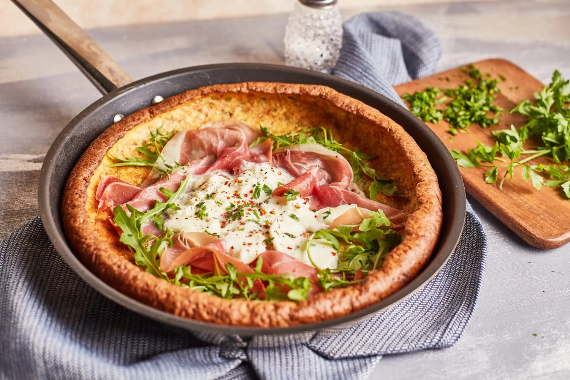 Zöldfűszeres-prosciuttós dutch baby