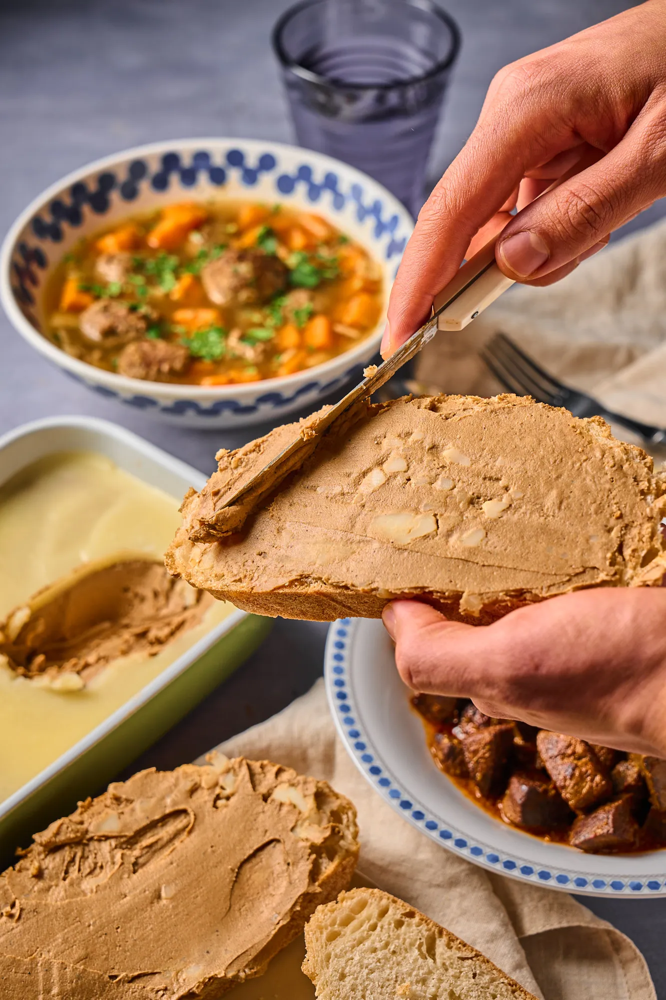 Zöldfűszeres sertésmájpástétom kenyérre kenve